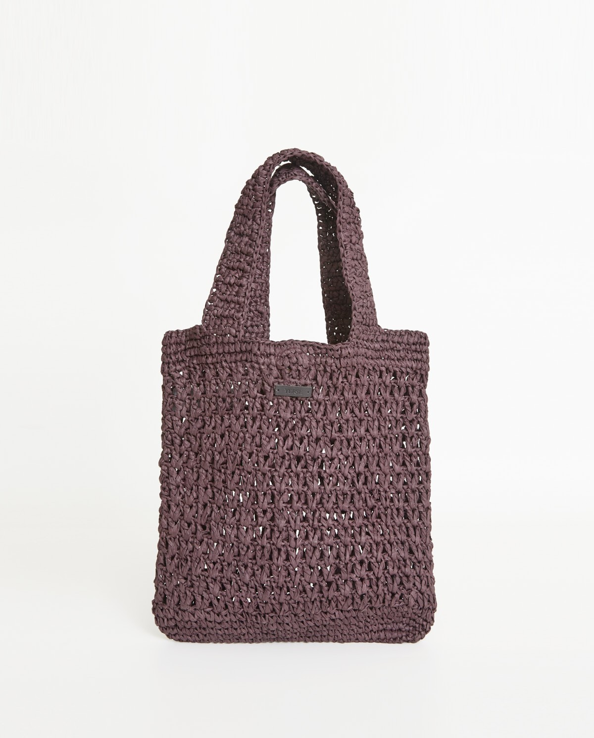 Bolso tote handmade de rafia en color chocolate, vista frontal con detalle del tejido 3