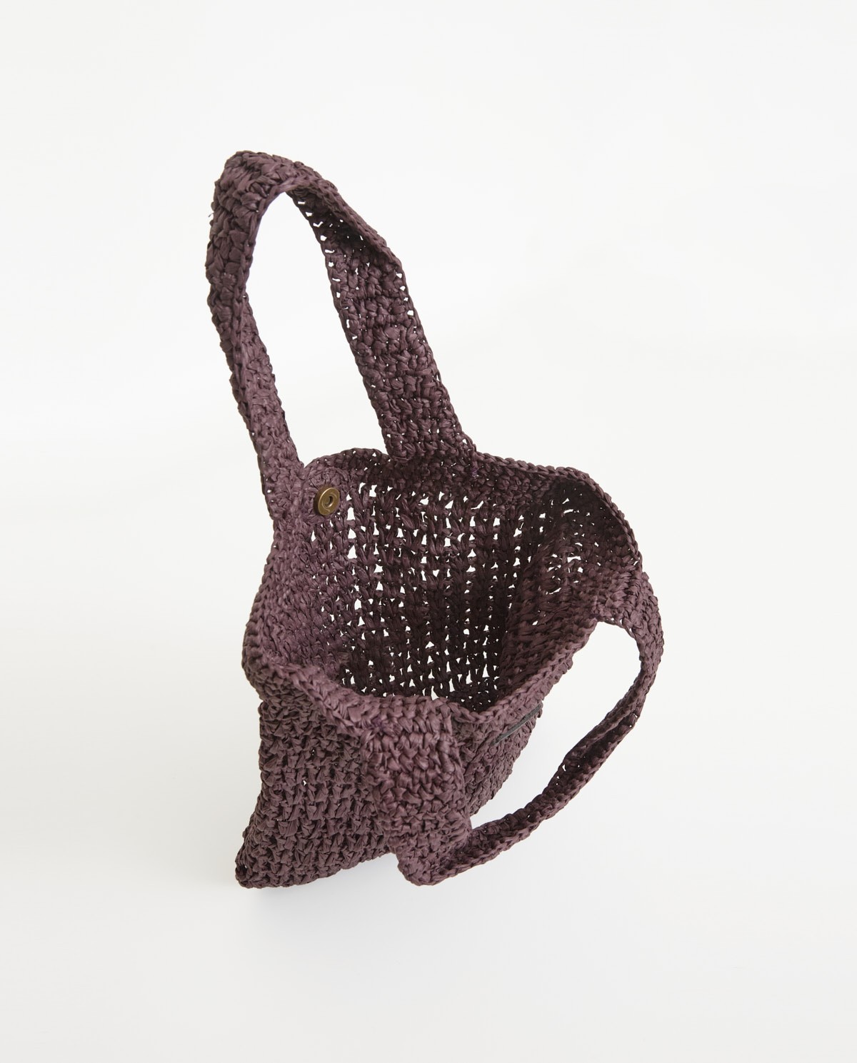 Bolso tote handmade de rafia en color chocolate, vista frontal con detalle del tejido 4