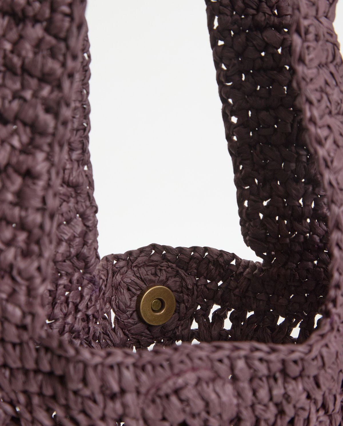 Bolso tote handmade de rafia en color chocolate, vista frontal con detalle del tejido 5