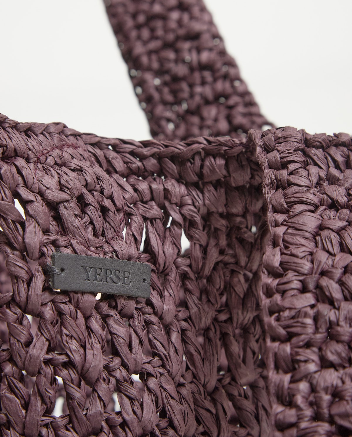 Bolso tote handmade de rafia en color chocolate, vista frontal con detalle del tejido 6