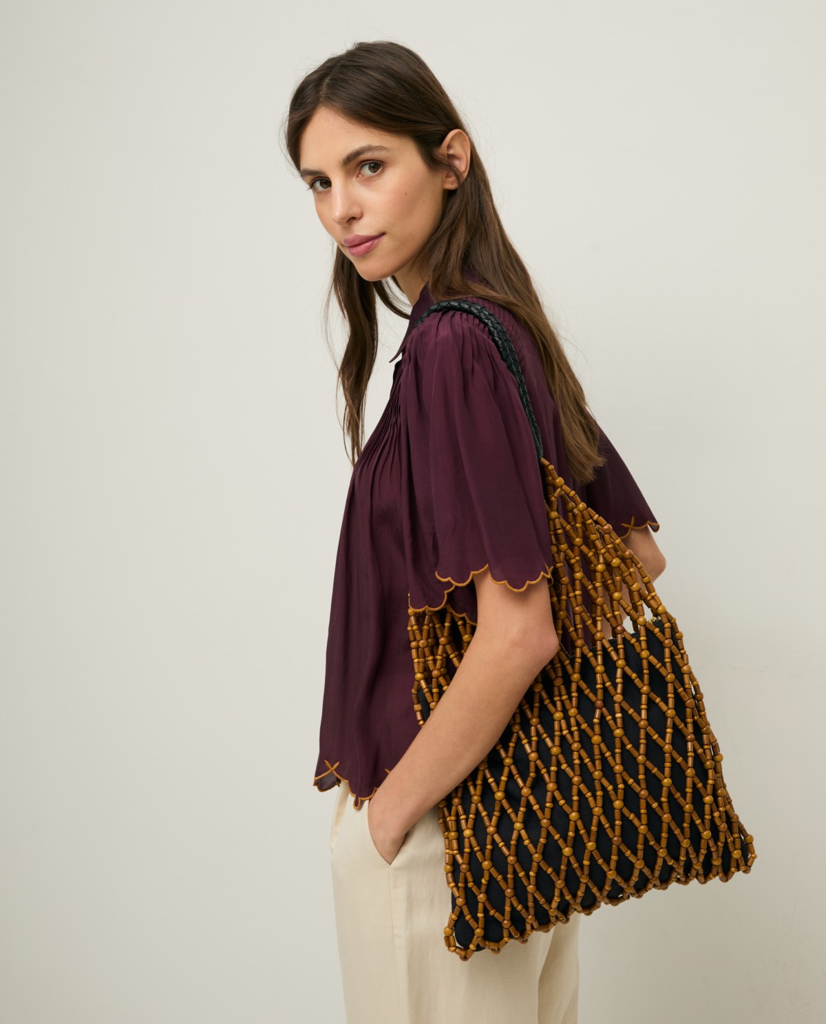 Bolso de malla cuentas de madera en color natural, vista frontal con detalle del tejido