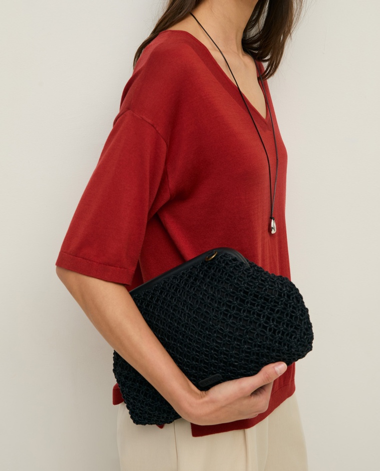 Clutch de crochet asa de piel en color Negro, vista frontal con detalle del tejido