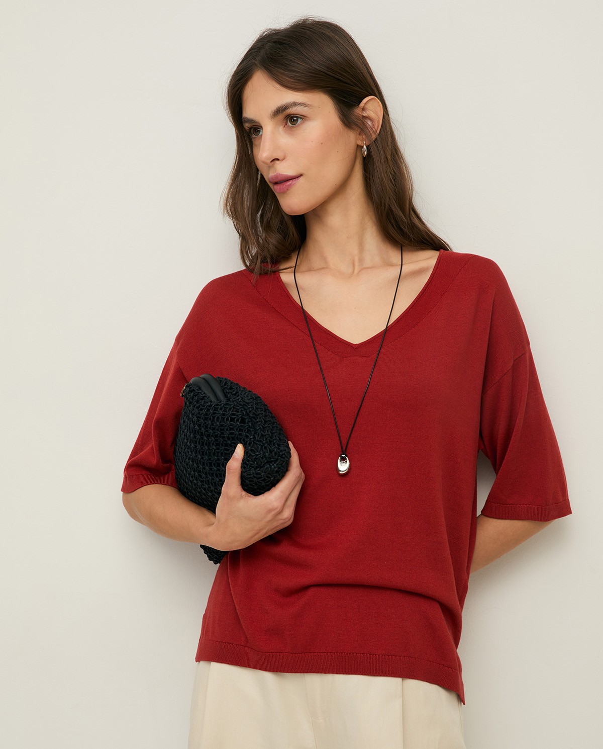 Clutch de crochet asa de piel en color Negro, vista frontal con detalle del tejido 1