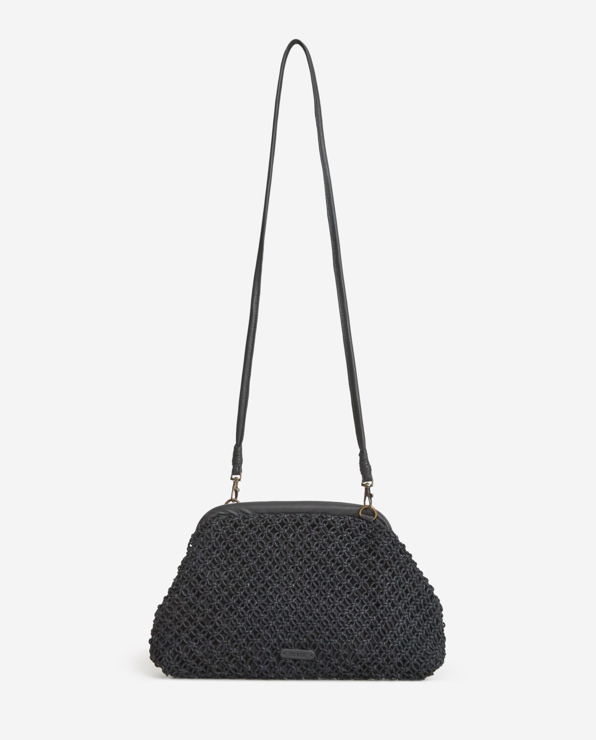 Clutch de crochet asa de piel en color Negro, vista frontal con detalle del tejido 2