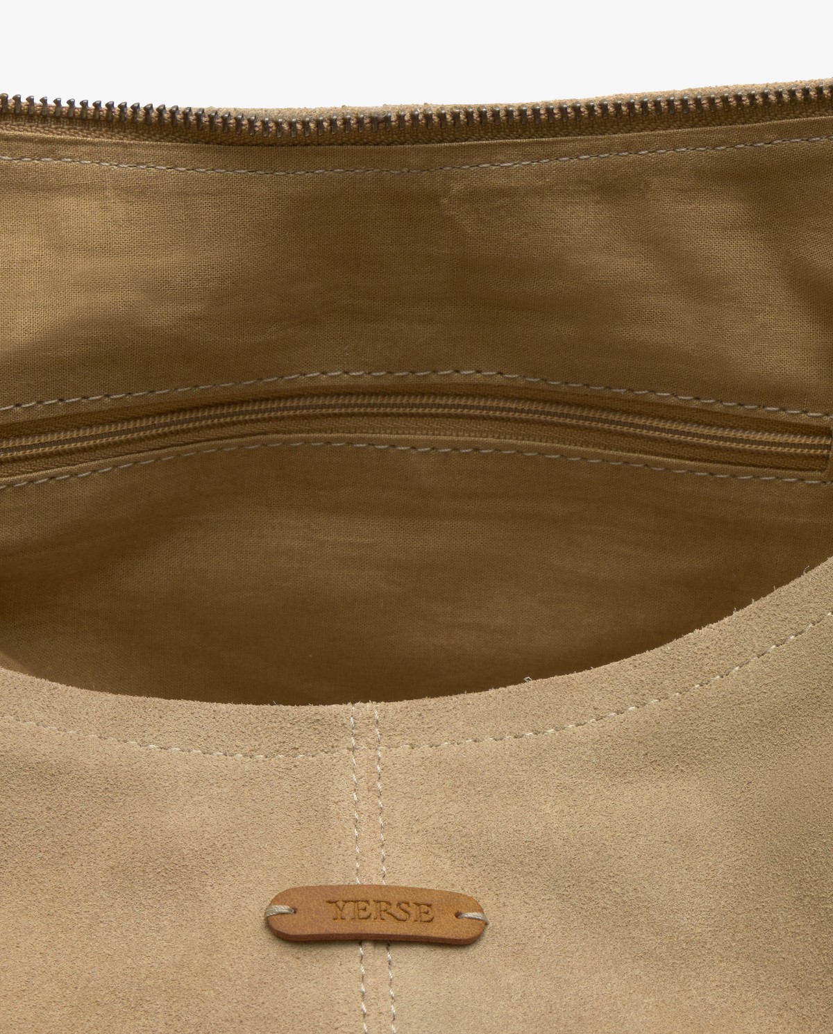 Bolso hobo de ante en color camel, vista frontal con detalle del tejido 4