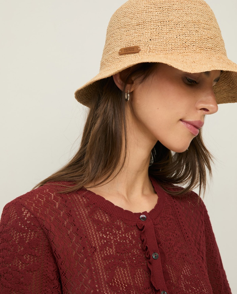 Sombrero bucket de rafia en color natural, vista frontal con detalle del tejido