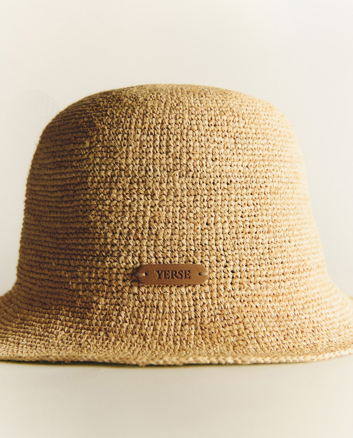 Sombrero bucket de rafia en color natural, vista frontal con detalle del tejido