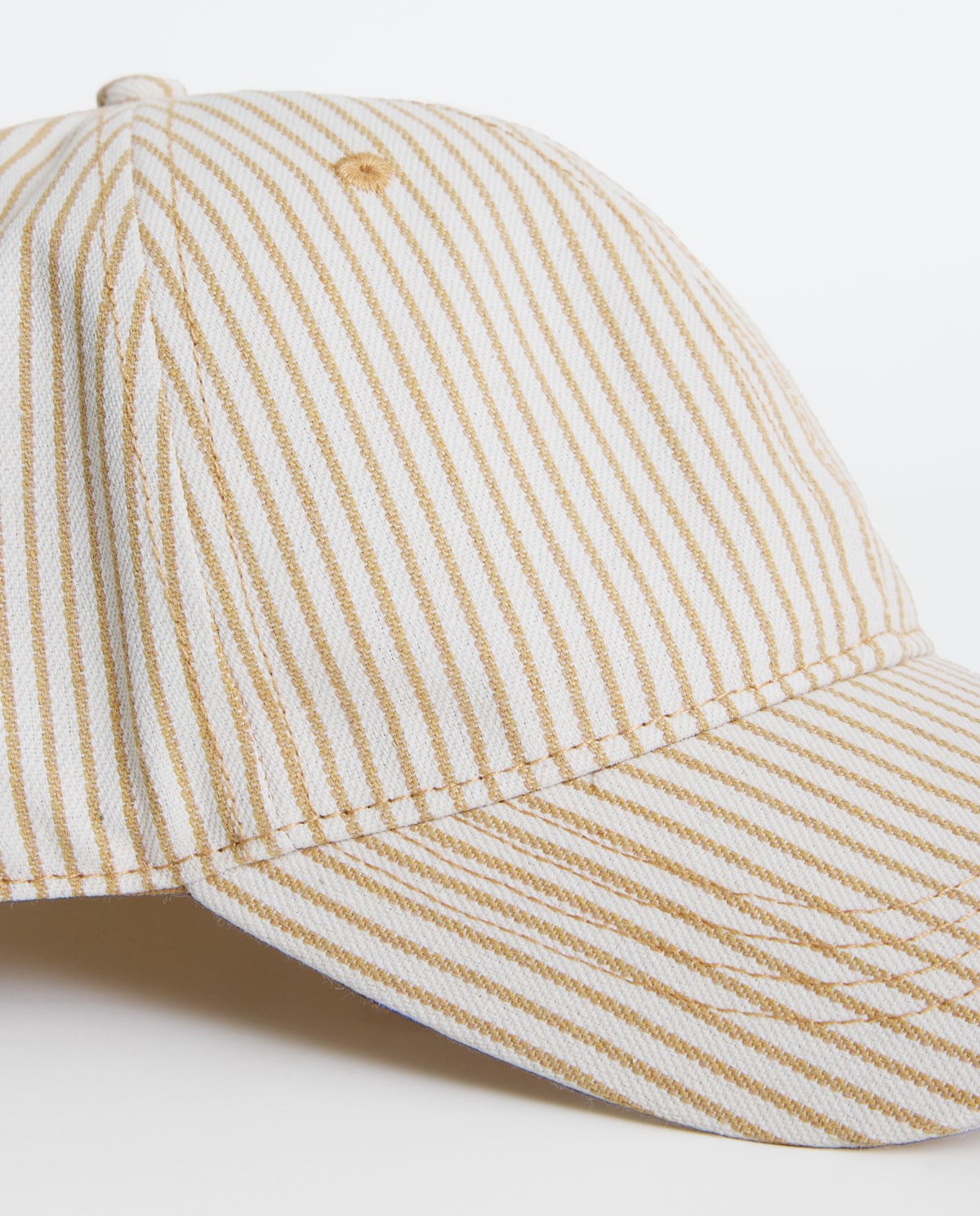 Gorra estampado de rayas en color natural, vista frontal con detalle del tejido 2