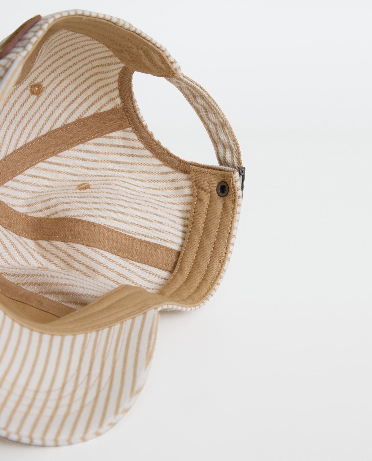 Gorra estampado de rayas en color natural, vista frontal con detalle del tejido 3