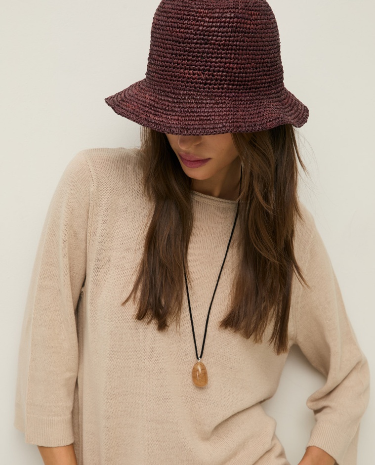 Sombrero bucket de rafia en color chocolate, vista frontal con detalle del tejido