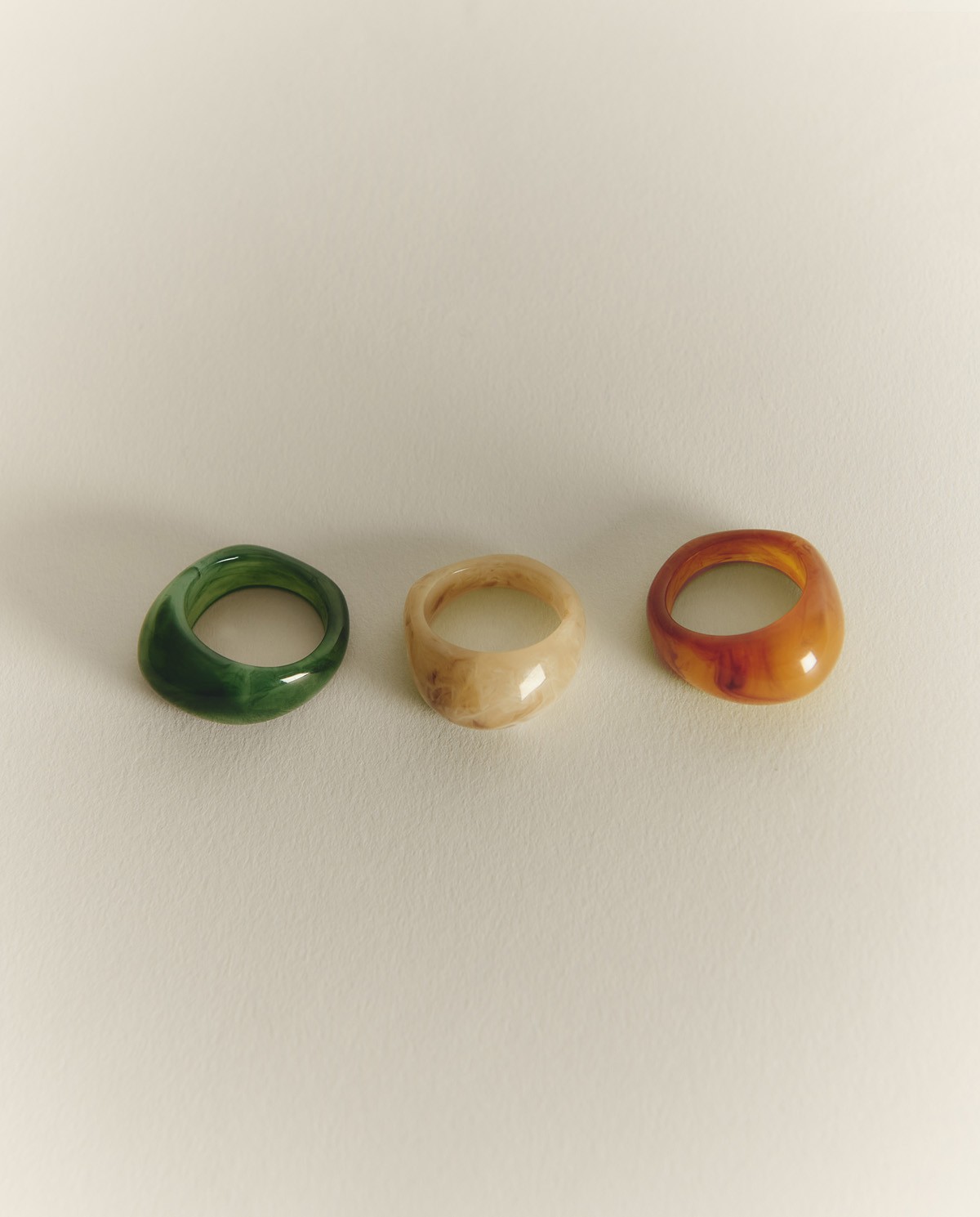 Set de anillos anchos de resina efecto mármol y carey en tonos verde, beige y ámbar