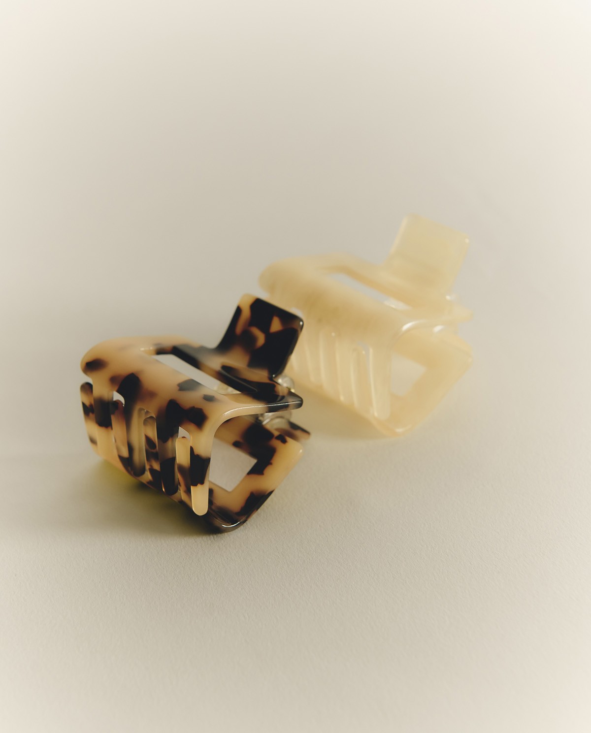 Set 2 pinzas efecto carey y nacarado