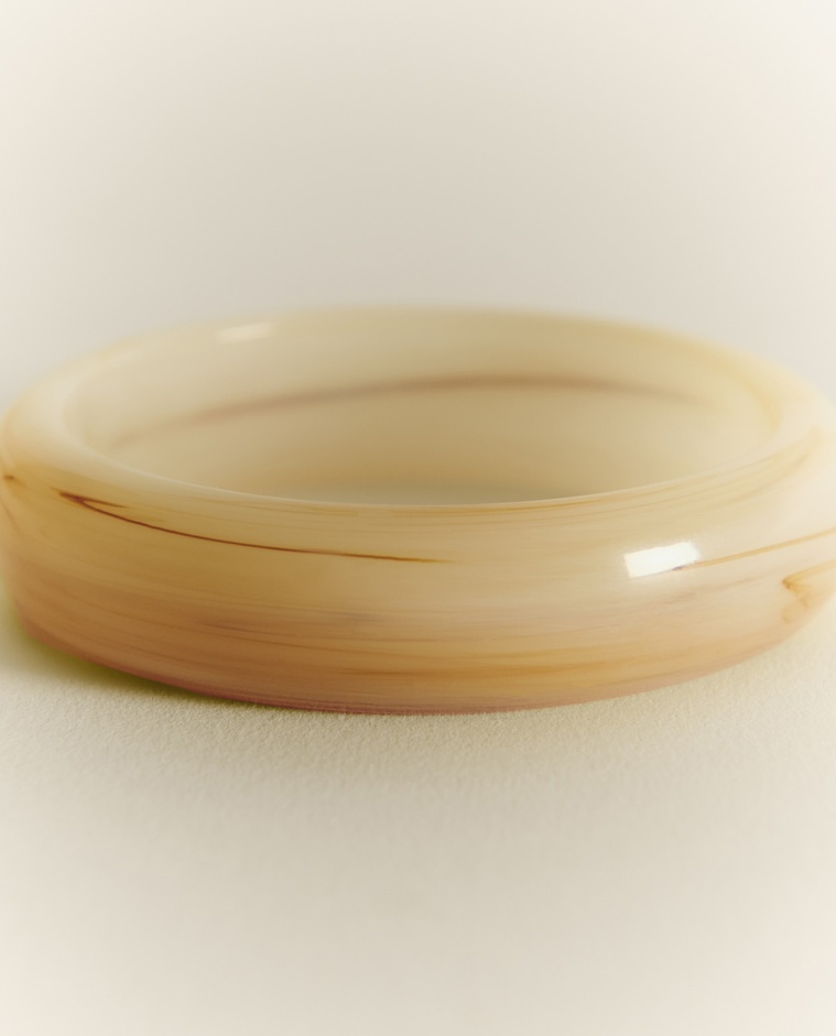 Pulsera de resina marmoleado tono crema con vetas ámbar| YERSE