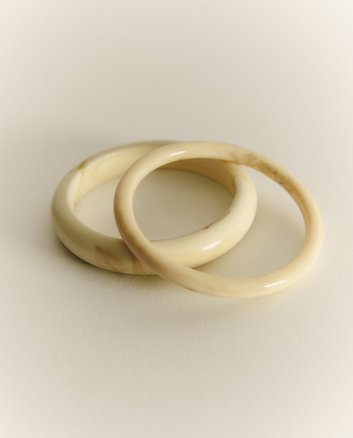 Set 2 pulseras de resina rígidas en tonos crema Yerse