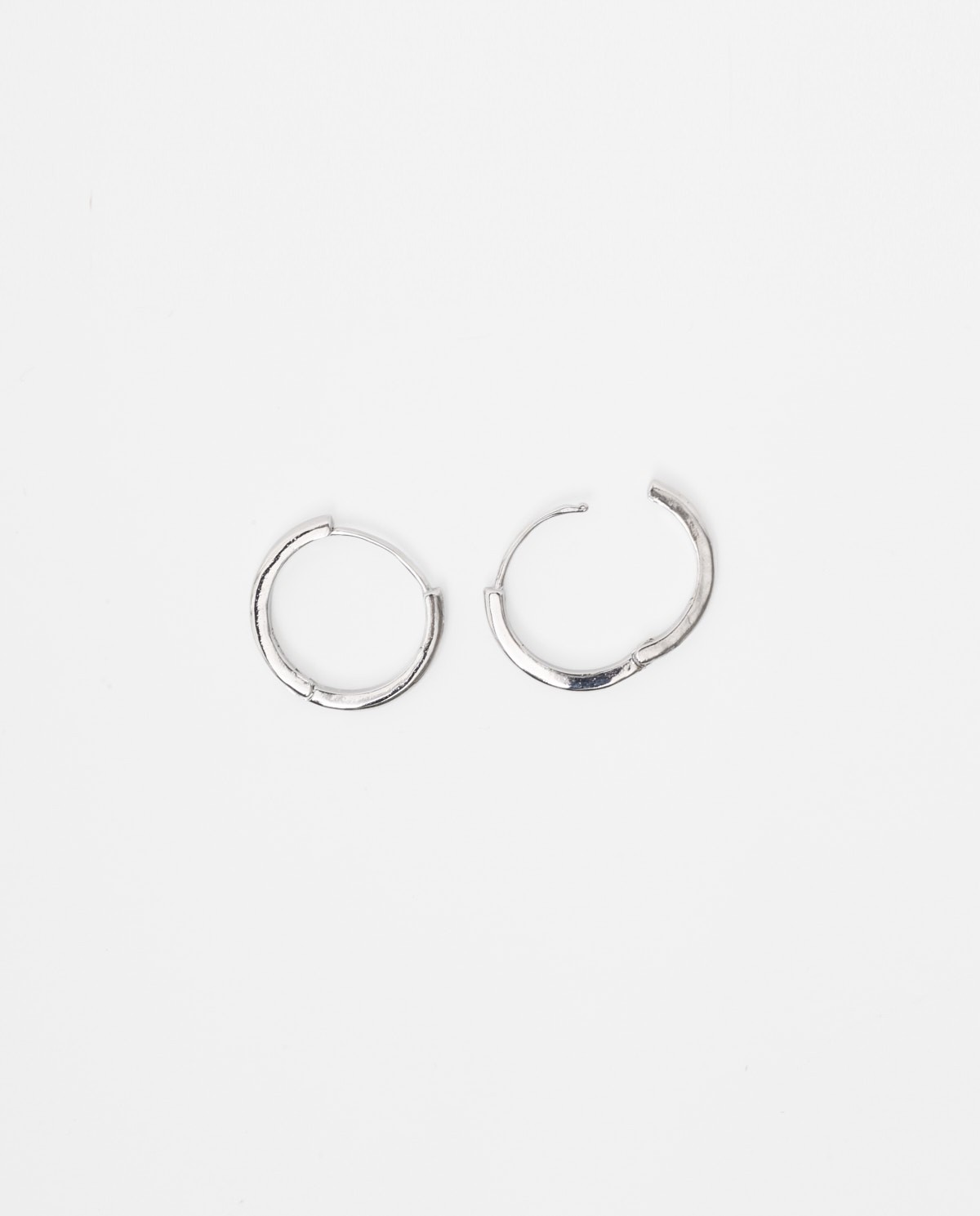 Pendientes de aro plateados medianos