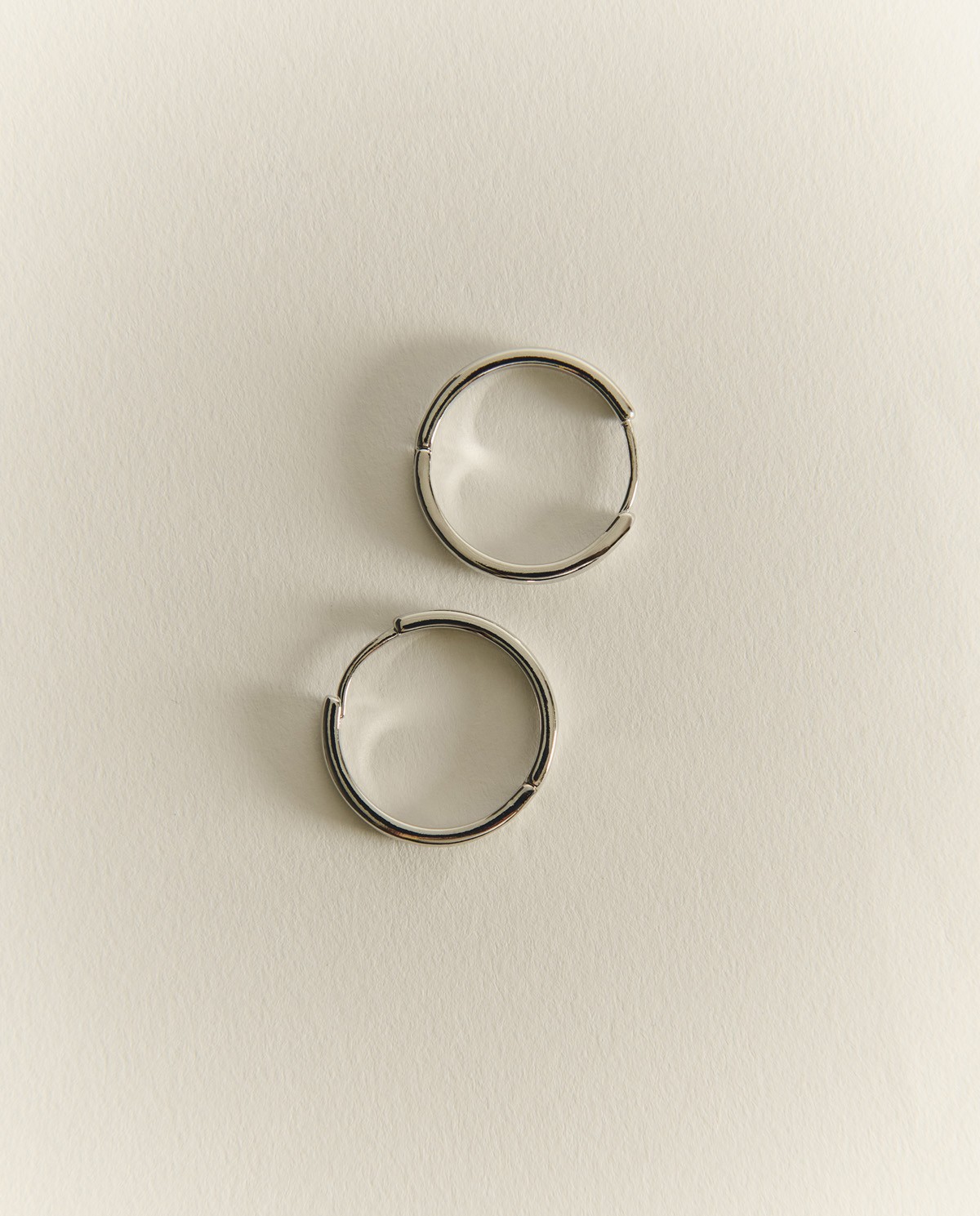 Pendientes de aro plateados tamaño medio con cierre a presión| YERSE