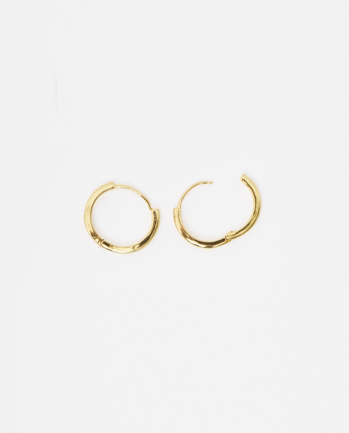 Boucles d’oreilles créoles dorées moyennes