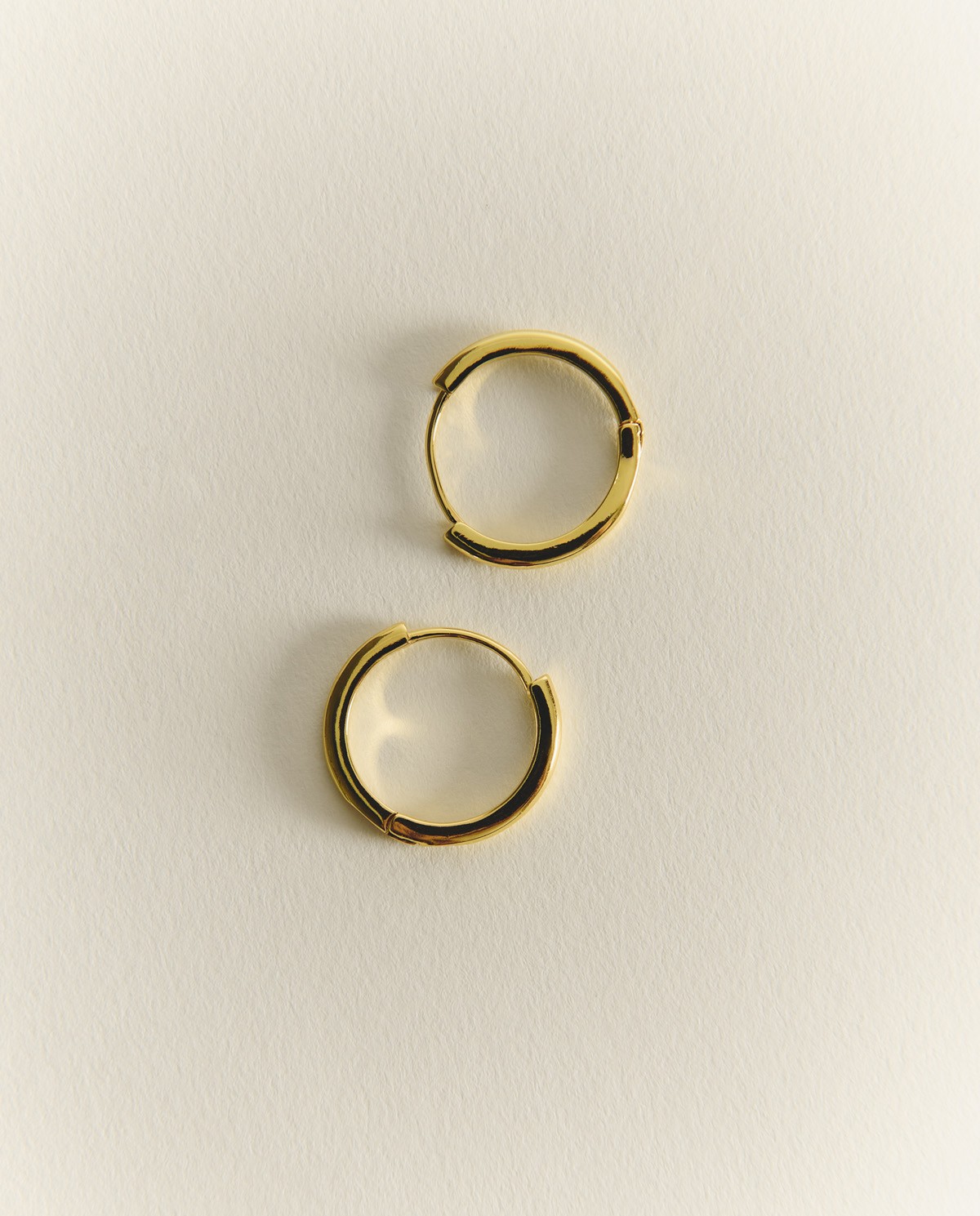 Boucles d’oreilles créoles dorées moyennes avec fermeture à pression