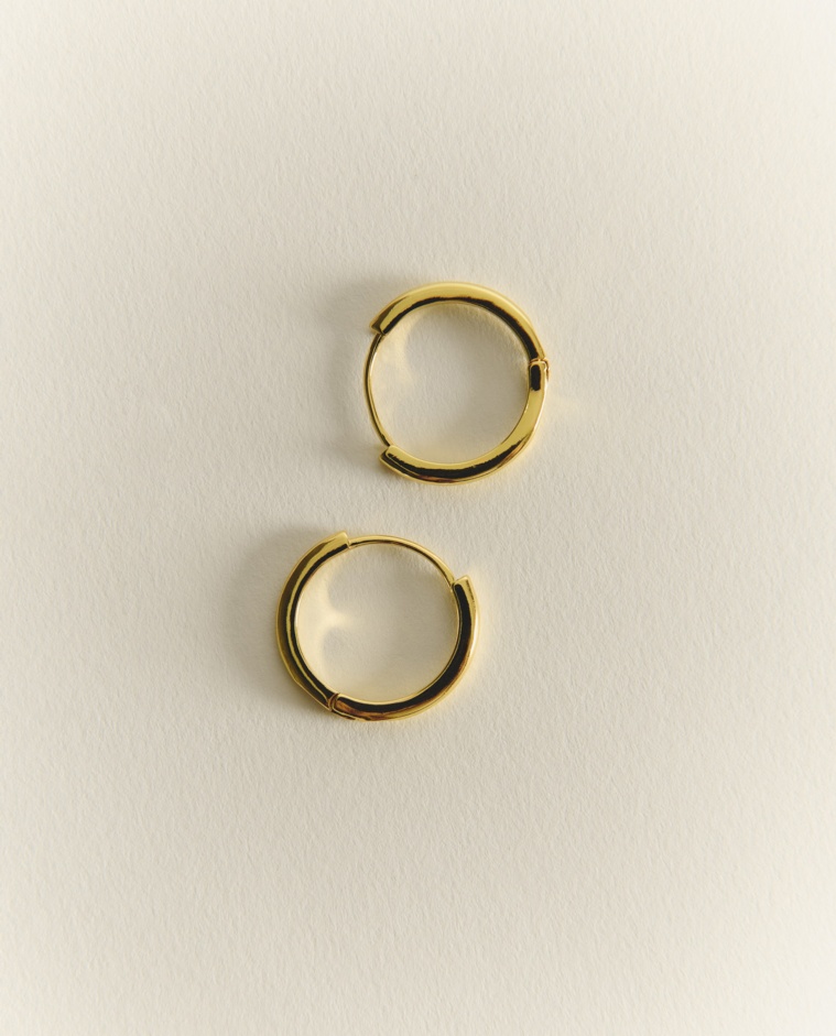 Boucles d’oreilles créoles dorées moyennes avec fermeture à pression