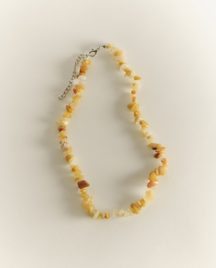 Collar de piedras naturales con forma irregular en tonos del crema al ámbar