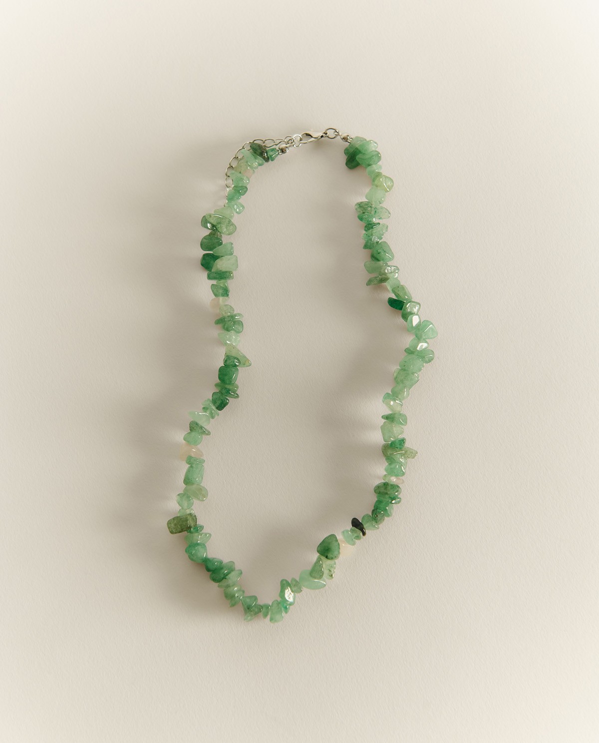 Collar de piedras naturales con forma irregular en tonos verdes