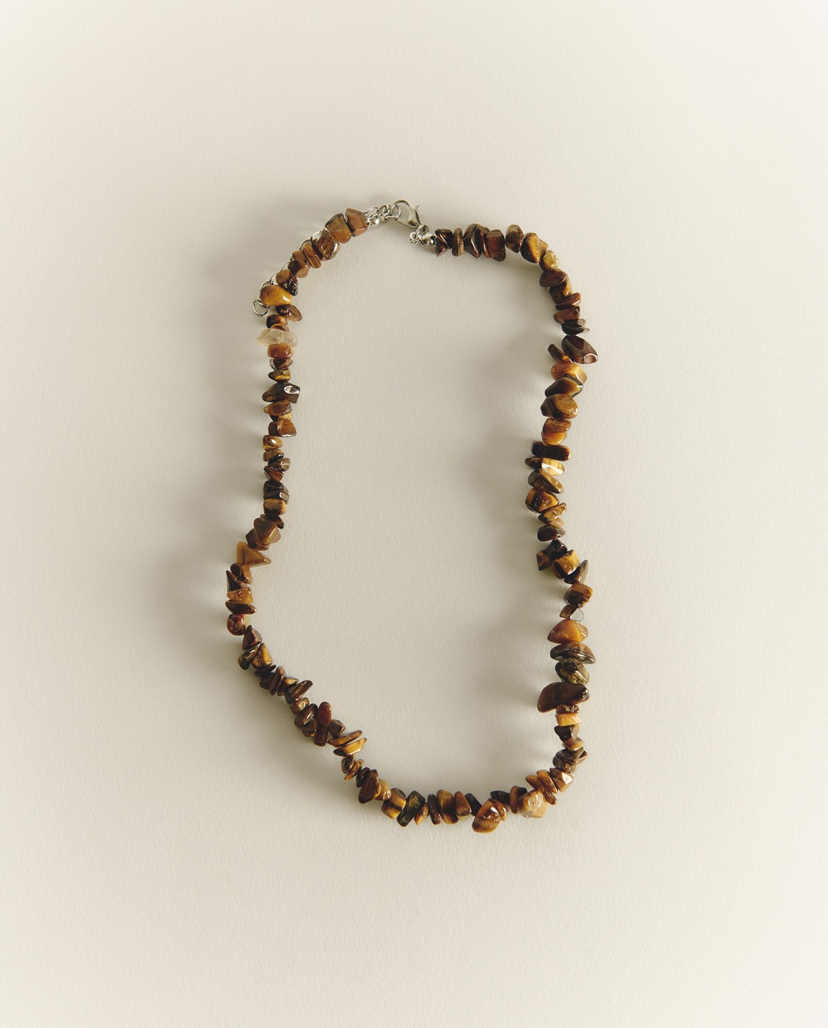 Collar de piedras naturales con forma irregular en tonos marrones