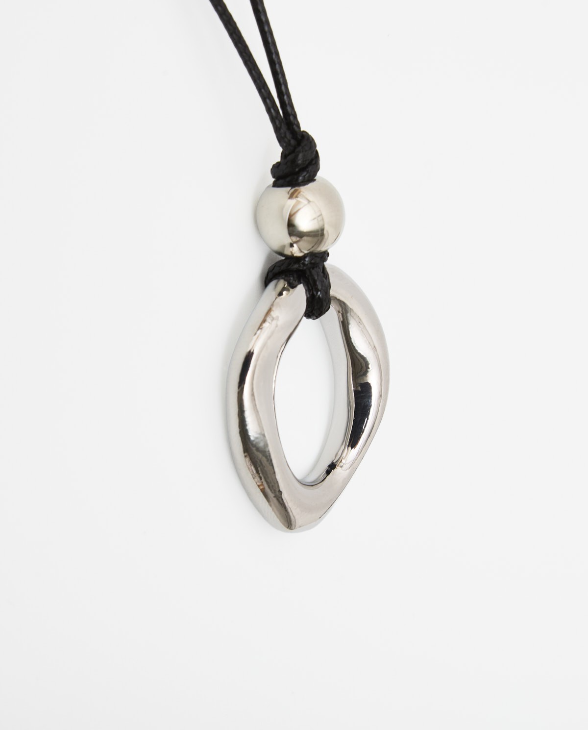 Collar amb penjoll metàl·lic platejat