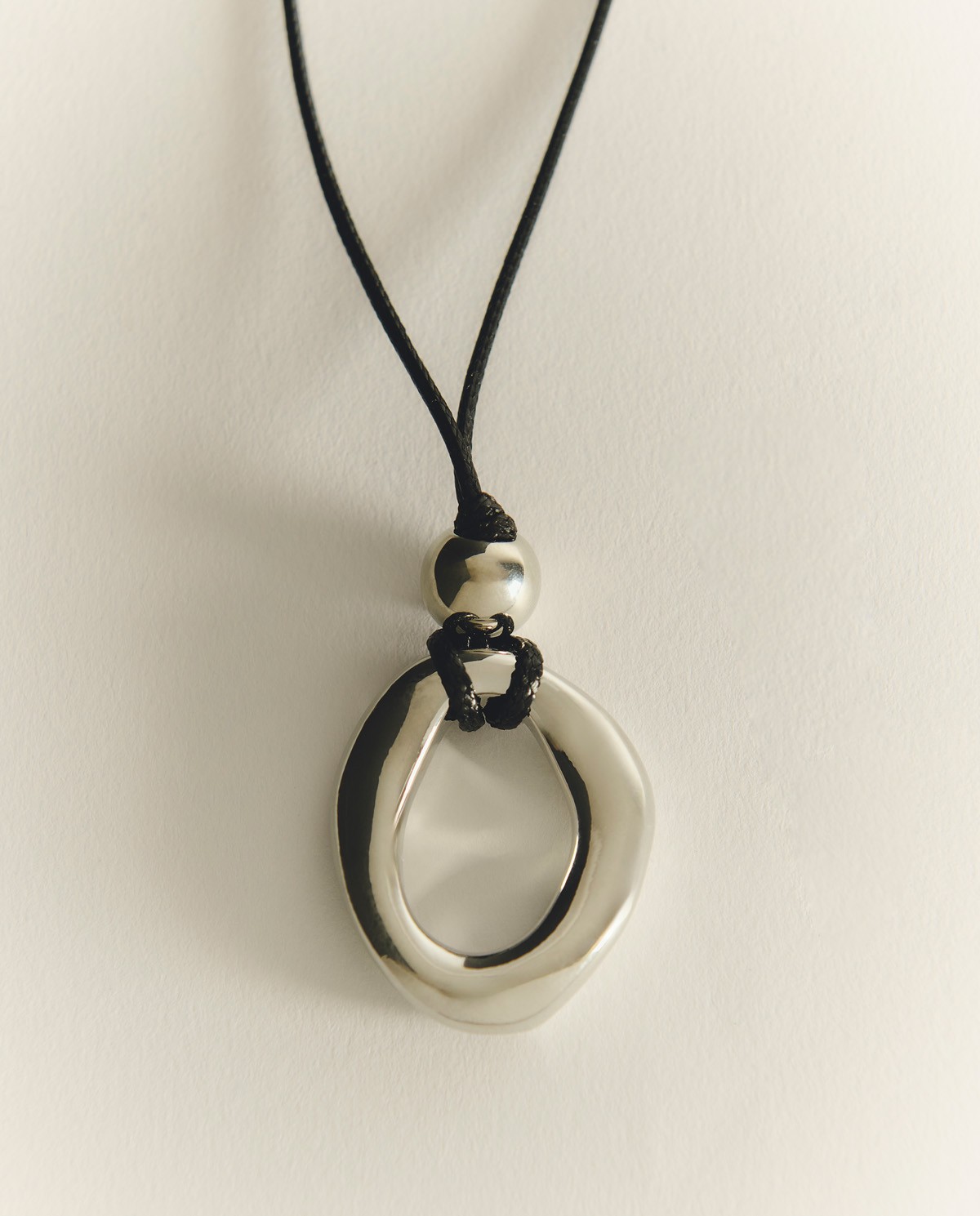 Collar amb penjoll metàl·lic platejat