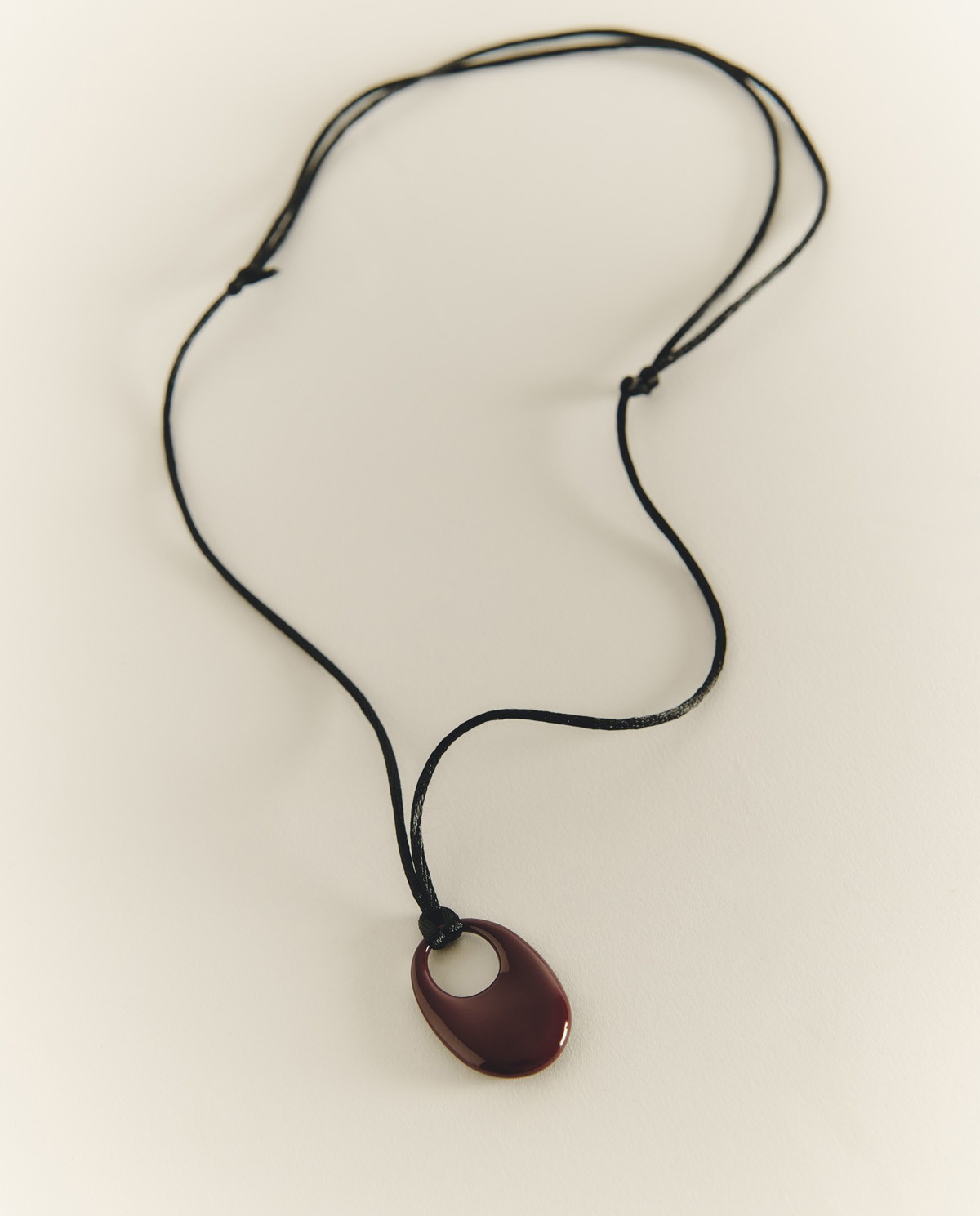 Collar con colgante ovalado