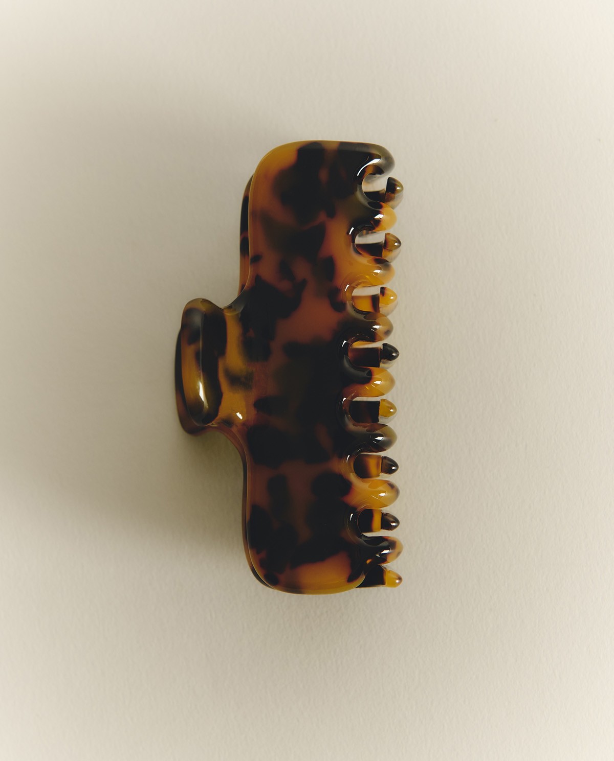 Pinza efecto carey marrón oscuro y negro