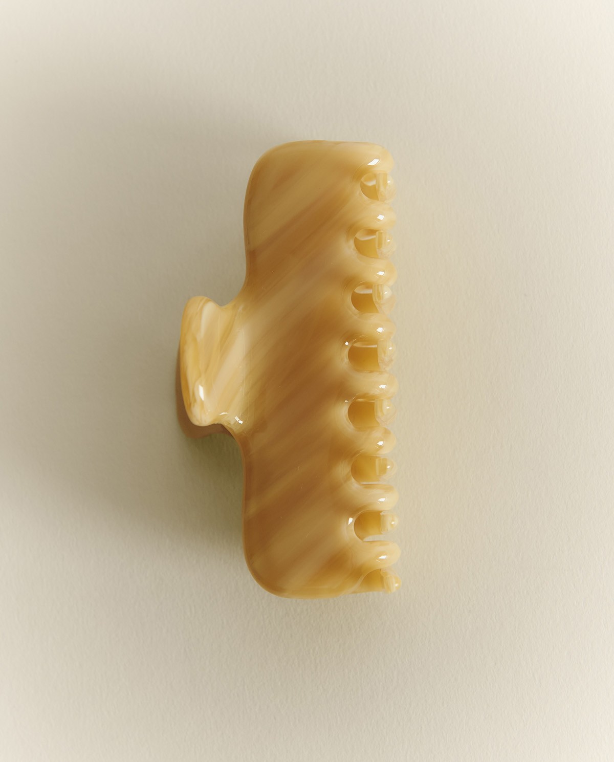 Pinza efecto marmoleado en tonos miel y vetas suaves