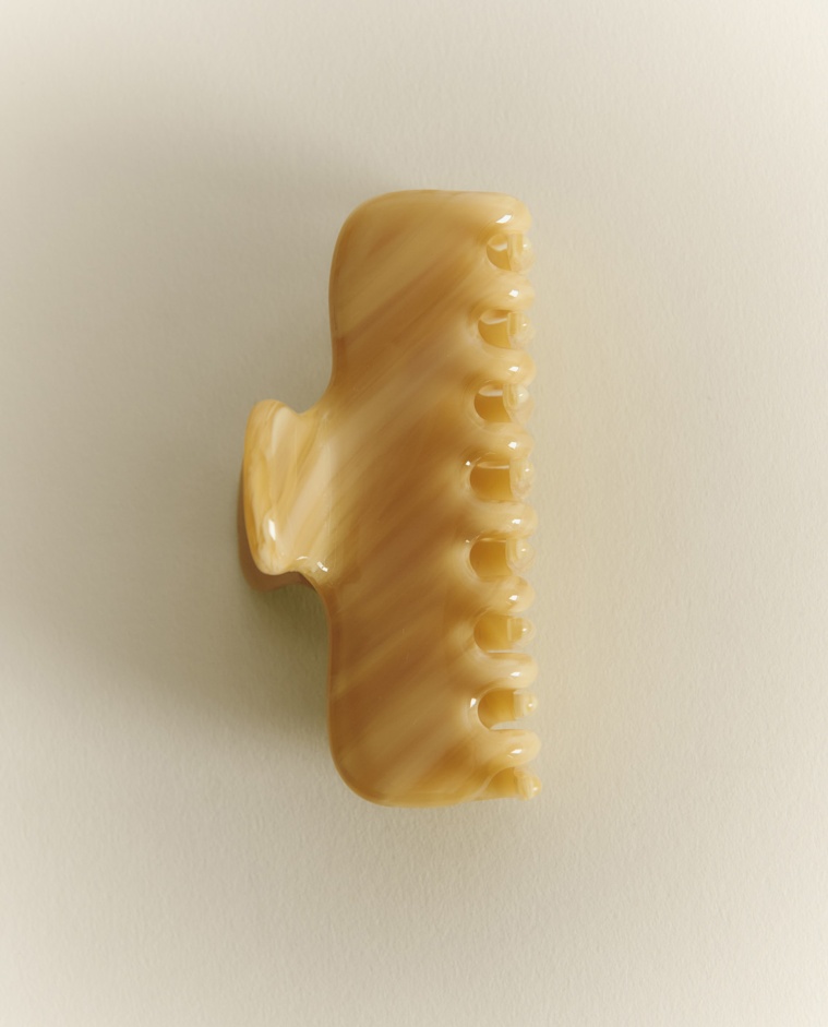 Pinza efecto marmoleado en tonos miel y vetas suaves