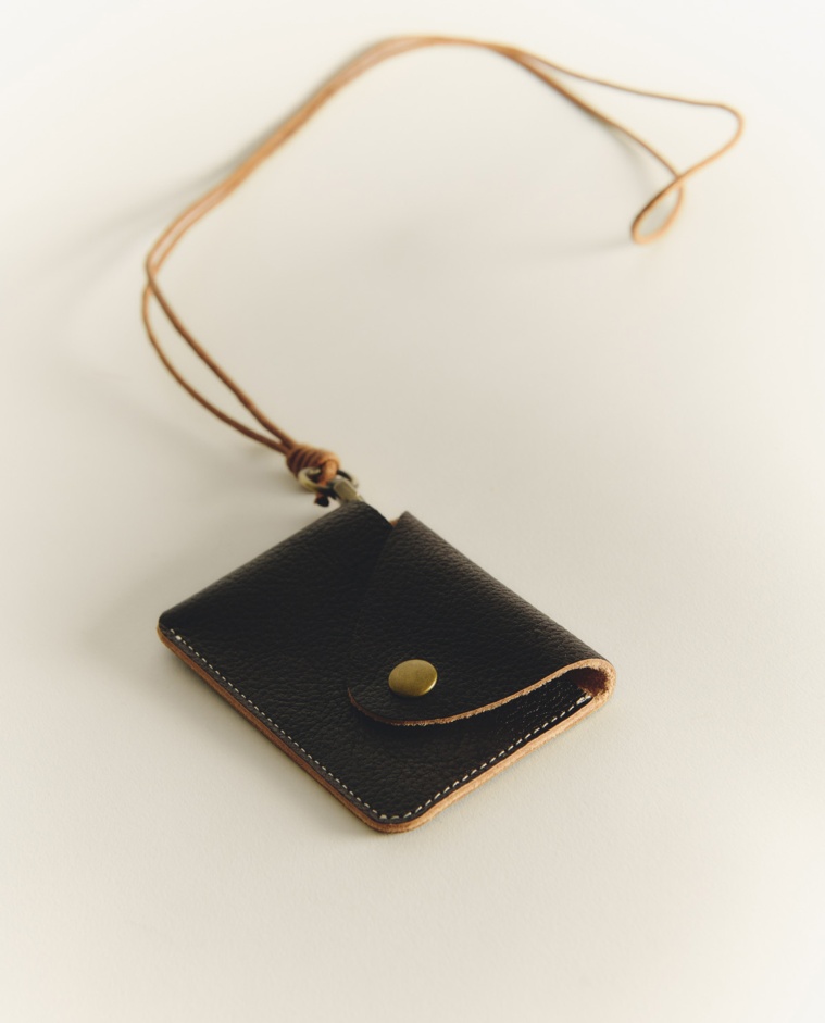 Mini porte-monnaie porte-cartes en cuir avec finition texturée et cordon