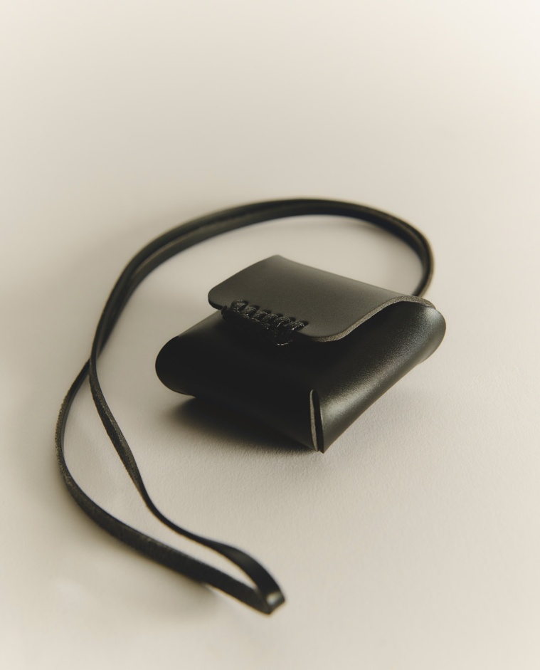 Funda airpods negro mujer Yerse - Detalle frontal