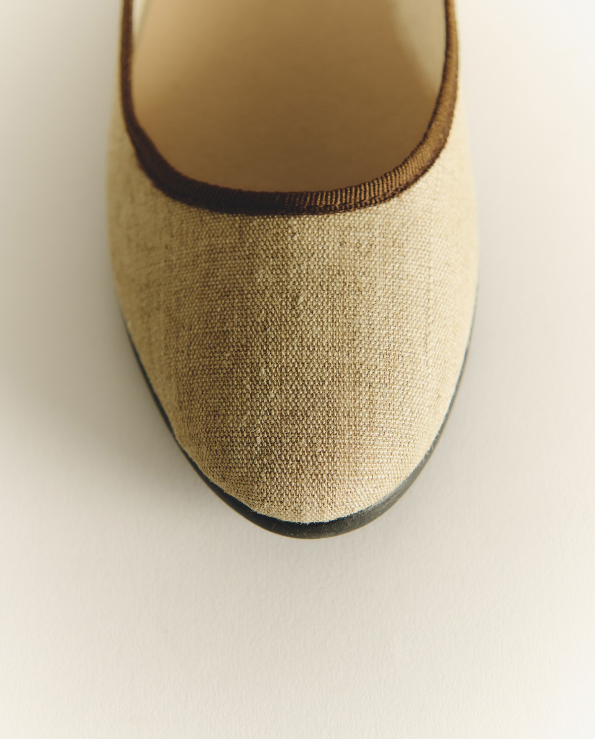 Bailarinas de lino con hebilla en color beige, vista frontal con detalle del tejido 3