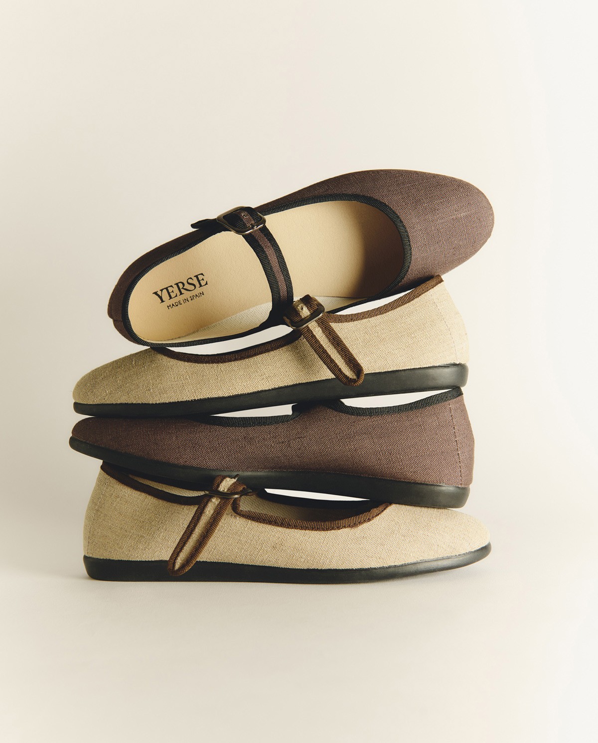 Bailarinas de lino con hebilla en color chocolate, vista frontal con detalle del tejido 8
