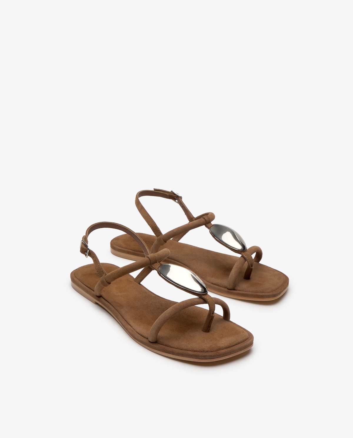 Sandalias planas piel detalle metálico en color negro, vista frontal con detalle del tejido 2