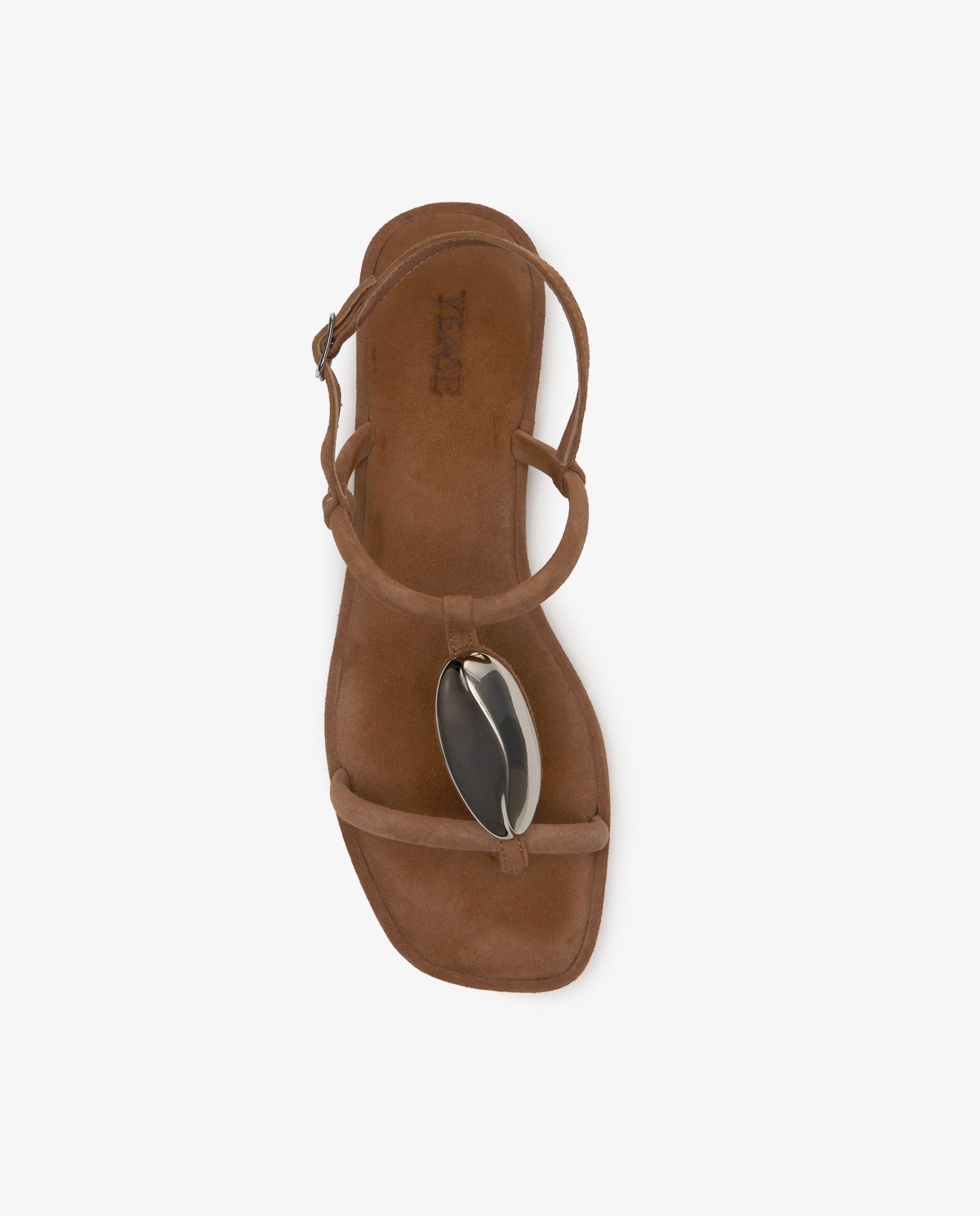 Sandalias planas piel detalle metálico en color negro, vista frontal con detalle del tejido