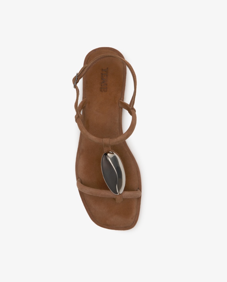 Sandalias planas piel detalle metálico en color negro, vista frontal con detalle del tejido