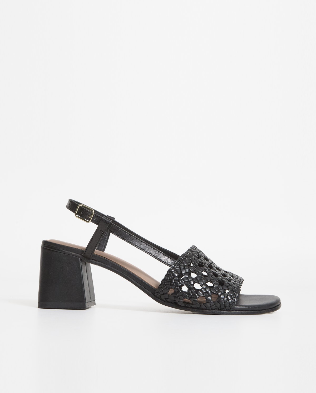 Sandalias de tacón piel trenzada en color negro, vista frontal con detalle del tejido 2