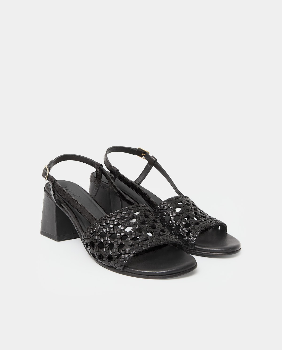 Sandalias de tacón piel trenzada en color negro, vista frontal con detalle del tejido 2