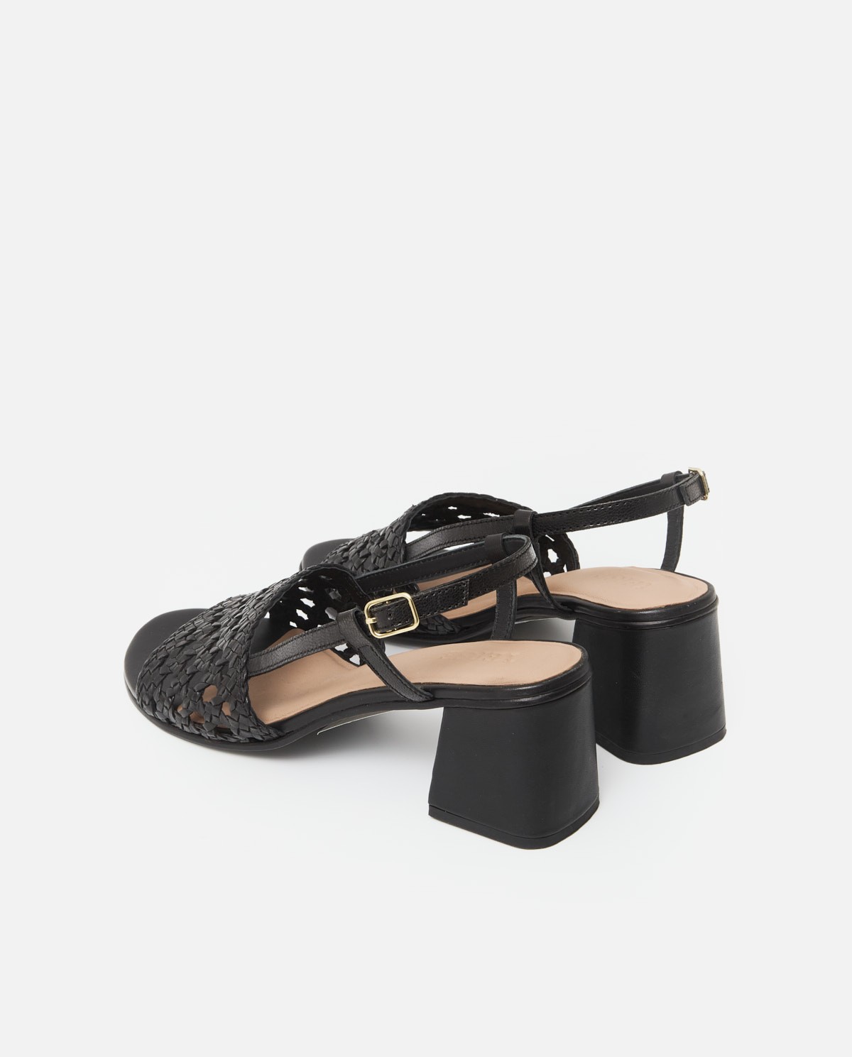 Sandalias de tacón piel trenzada en color negro, vista frontal con detalle del tejido 4