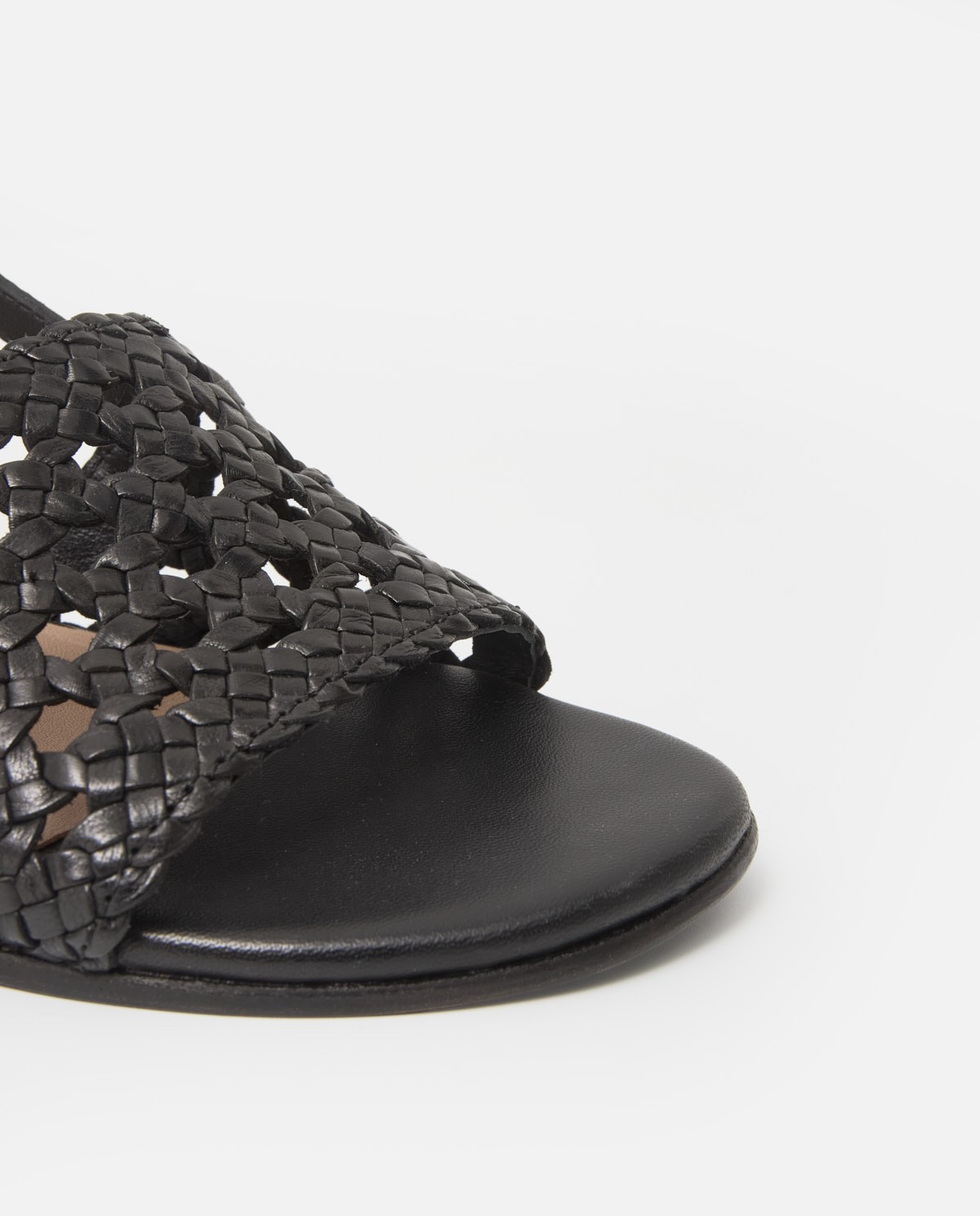 Sandalias de tacón piel trenzada en color negro, vista frontal con detalle del tejido 3