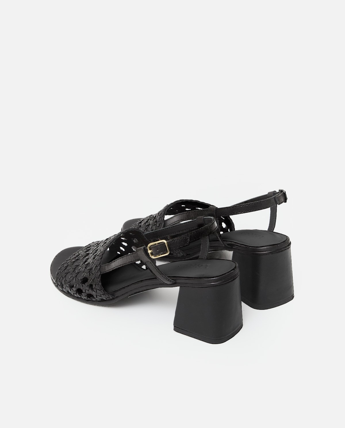 Sandalias de tacón piel trenzada en color negro, vista frontal con detalle del tejido 3