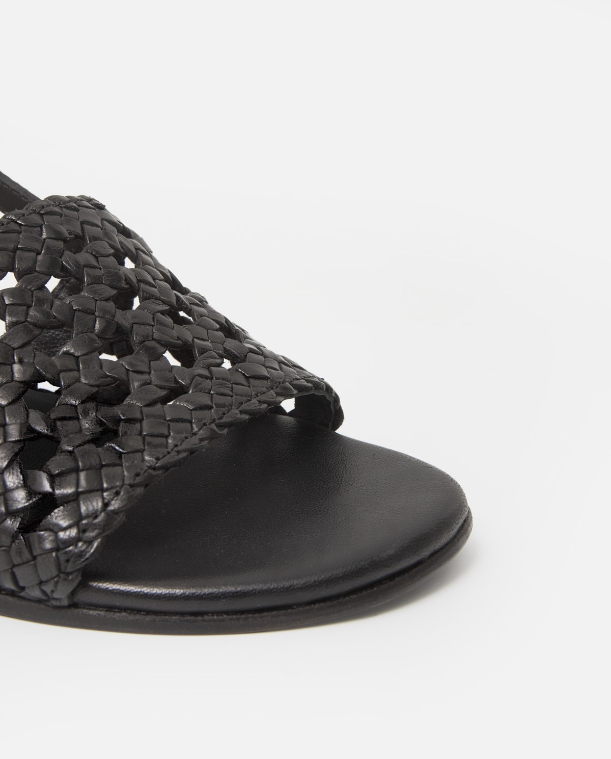 Sandalias de tacón piel trenzada en color negro, vista frontal con detalle del tejido 4