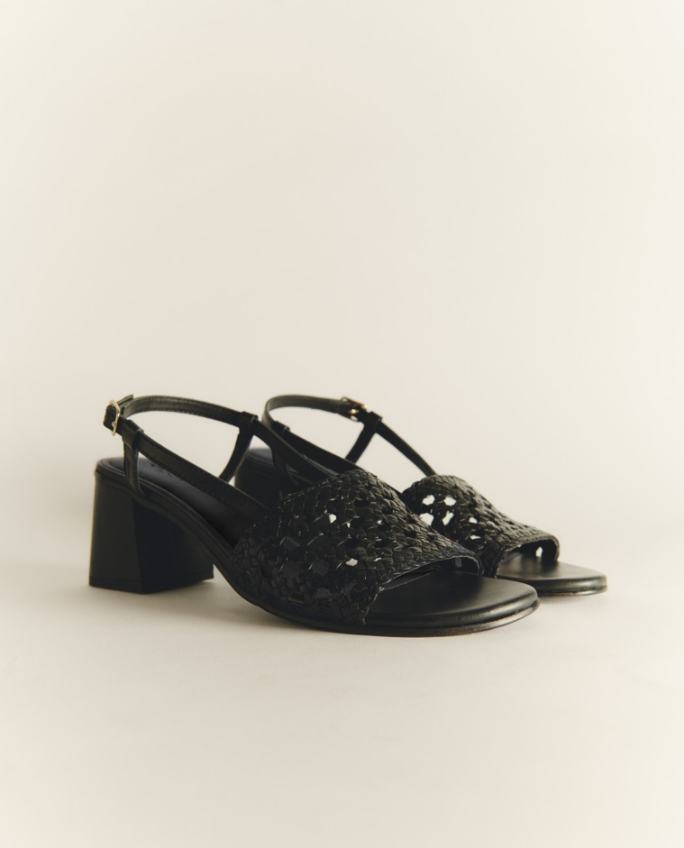 Sandalias de tacón piel trenzada en color negro, vista frontal con detalle del tejido