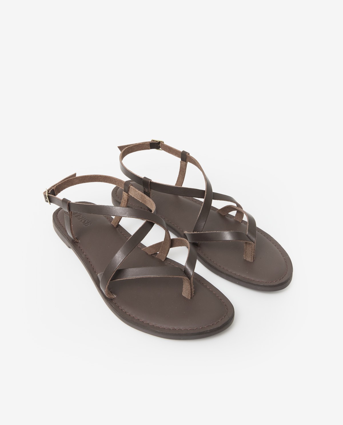 Sandalias planas de piel con tiras cruzadas en color chocolate, vista frontal con detalle del tejido 4