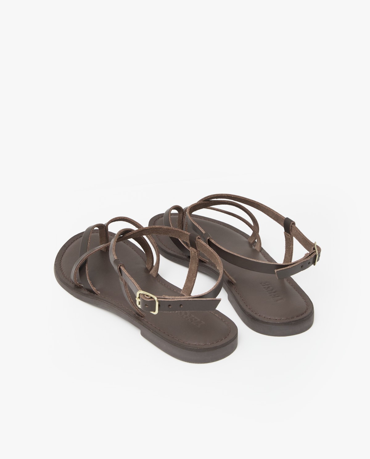 Sandalias planas de piel con tiras cruzadas en color chocolate, vista frontal con detalle del tejido 3