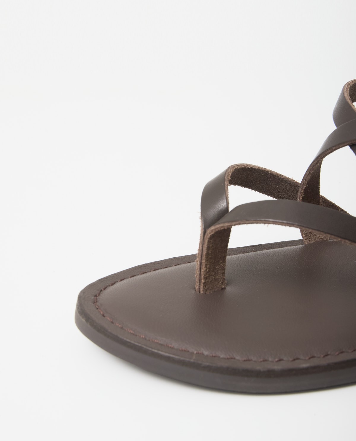 Sandalias planas de piel con tiras cruzadas en color chocolate, vista frontal con detalle del tejido 2