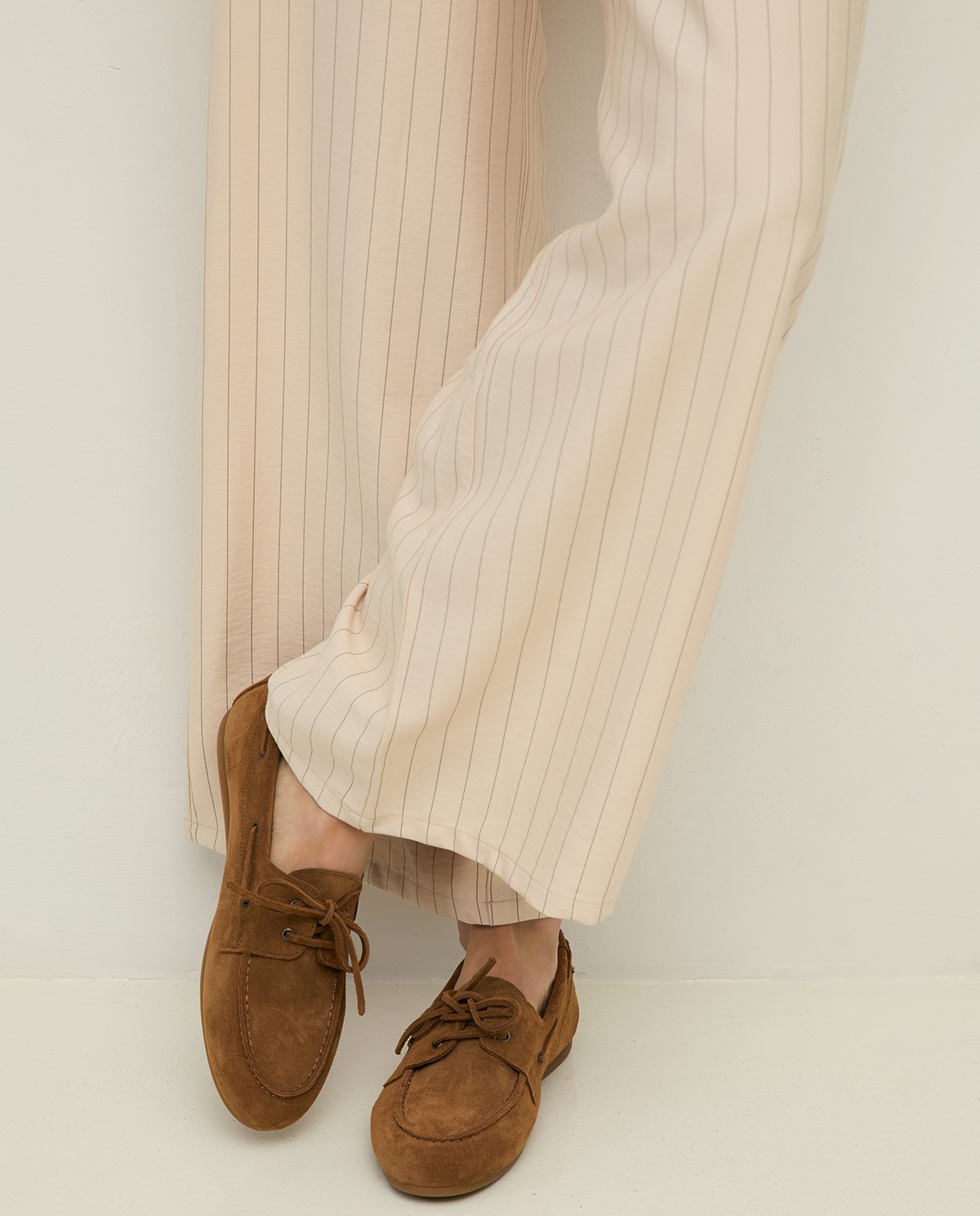 Mocasines piel serraje en color camel, vista frontal con detalle del tejido 1